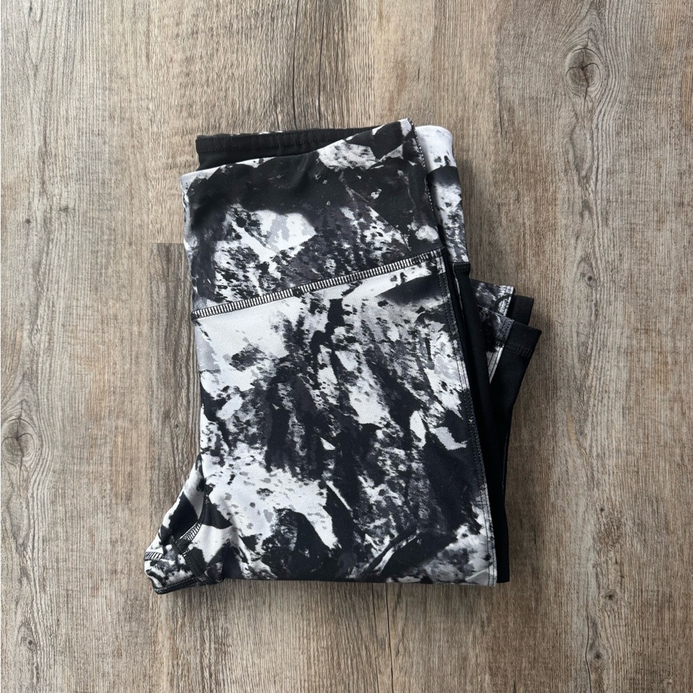 Dip Abstract Performance Leggings - Picture 2 of 6